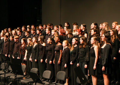 Der Oberstufenchor des Landesmusikgymnasiums Art of the Voice. beim Weihnachtskonzert 2023